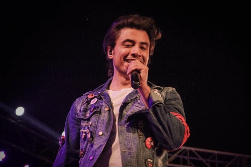 আলি জাফরের নতুন অ্যালবাম ‘রোশনি’ প্রকাশ আলি জাফরের নতুন অ্যালবাম ‘রোশনি’ প্রকাশ