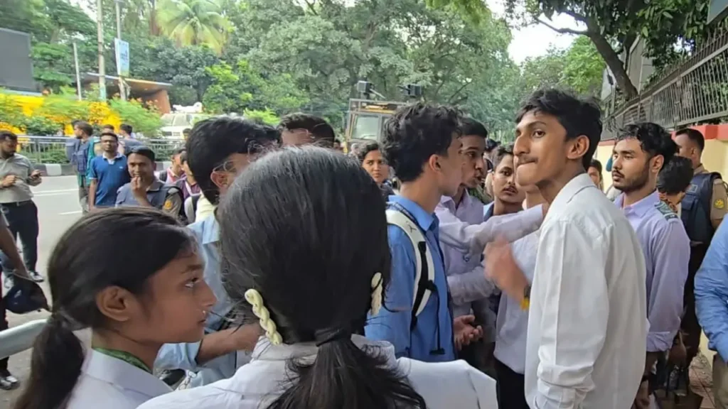 মন্ত্রীর পদত্যাগের দাবি বাদ, ছয় দফা দাবি নিয়ে সচিবালয়ে ৬ শিক্ষার্থী