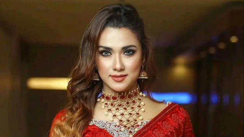 প্রতারণা মামলায় আদালতে হাজির হয়ে জামিন নিলেন নায়িকা ববি