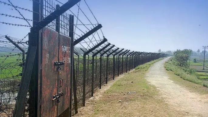 বাংলাদেশ সীমান্তে বেড়া তৈরির জন্য বিএসএফকে ১০০০ একর জমি দিয়েছে পশ্চিমবঙ্গ সরকার