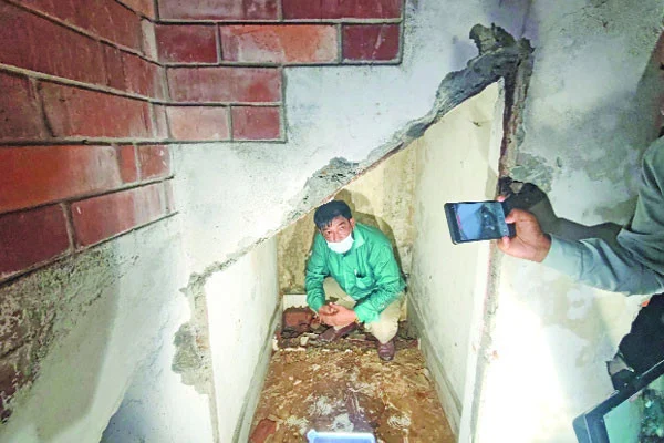 ৩ ফুট বাই ৪ ফুটের যম সেলে ৮ ইঞ্চি টয়লেট