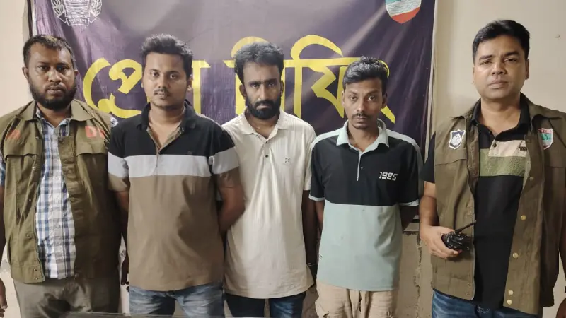 অভয়নগরে তিন সন্ত্রাসী আটক, অস্ত্র-গুলিসহ মোটরসাইকেল জব্দ