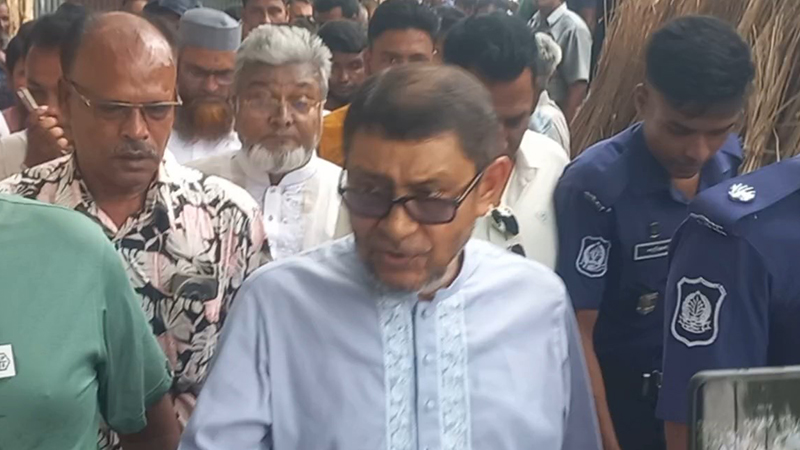 ‘ভুল চিকিৎসায়’ মৃত্যু, গৃহবধূর বাড়িতে গিয়ে বিচারের আশ্বাস স্বাস্থ্যমন্ত্রীর