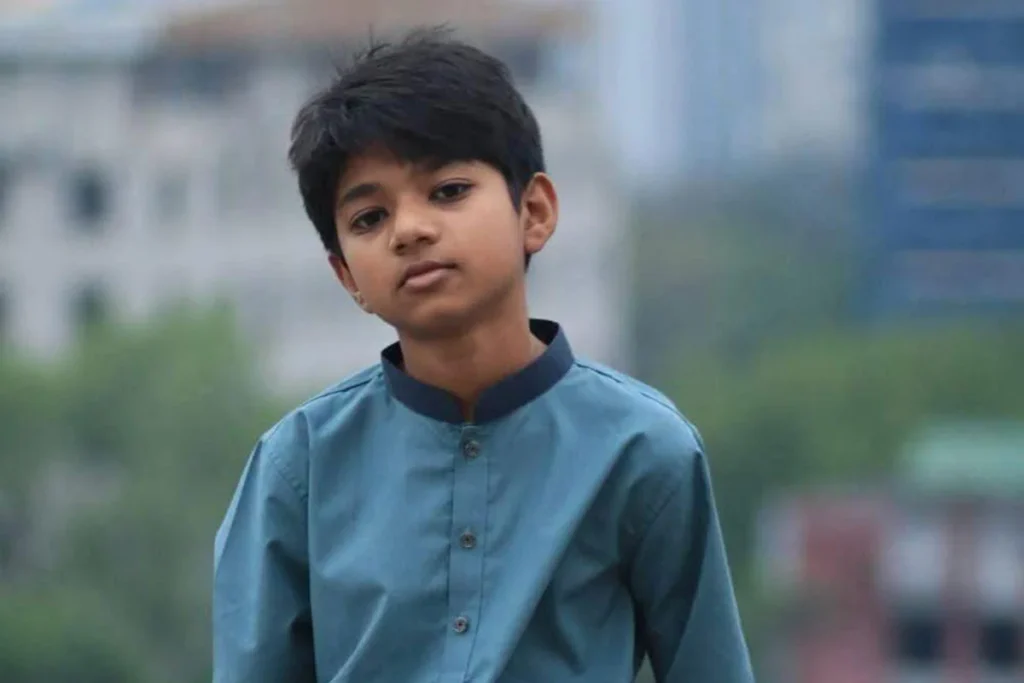‘একটা আইফোনের জন্য একটা অবুঝ বাচ্চাকে এভাবে মারতে পারে?’ কান্নাজড়িত কণ্ঠে এমপি মনিরুল